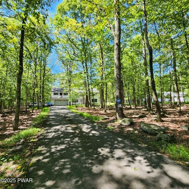 Beautifully Maintained & Spacious Colonial on a Private - photo 5