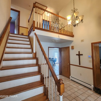 Beautifully Maintained & Spacious Colonial on a Private - photo 6
