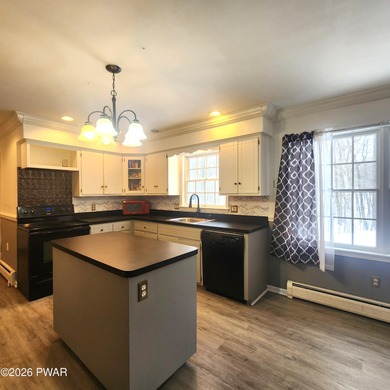 Beautifully Maintained & Spacious Colonial on a Private - photo 7