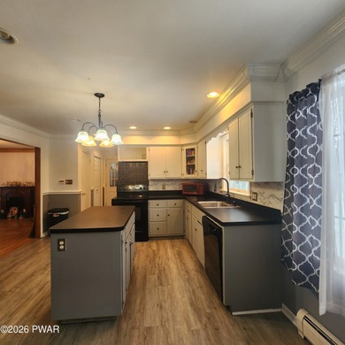 Beautifully Maintained & Spacious Colonial on a Private - photo 8