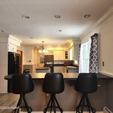 Beautifully Maintained & Spacious Colonial on a Private - photo 9