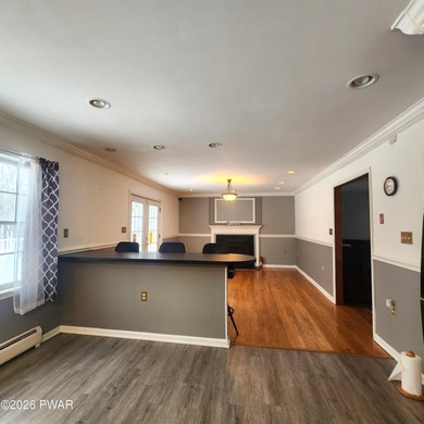 Beautifully Maintained & Spacious Colonial on a Private - photo 10