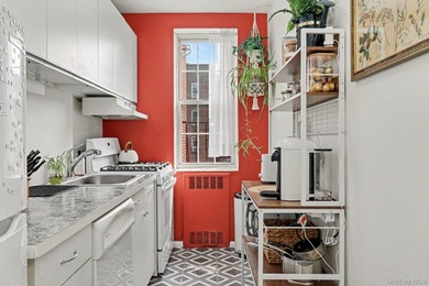 Bright and welcoming, this spacious Fleetwood Park residence - photo 12