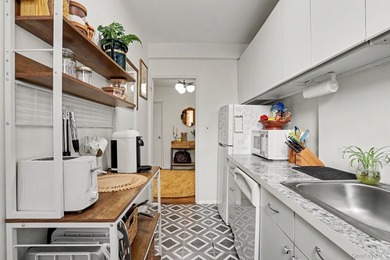 Bright and welcoming, this spacious Fleetwood Park residence - photo 13