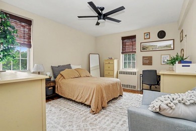 Bright and welcoming, this spacious Fleetwood Park residence - photo 14