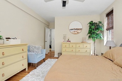 Bright and welcoming, this spacious Fleetwood Park residence - photo 15
