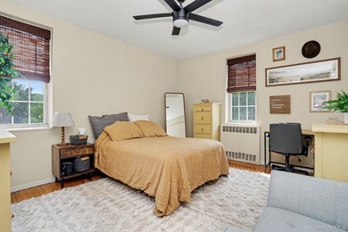 Bright and welcoming, this spacious Fleetwood Park residence - photo 16