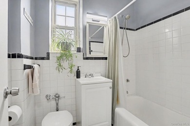 Bright and welcoming, this spacious Fleetwood Park residence - photo 17
