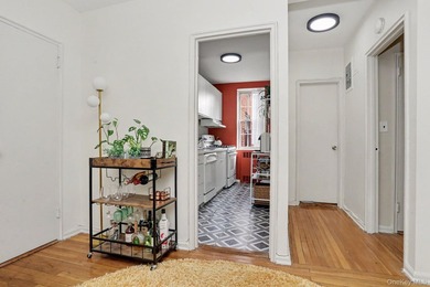 Bright and welcoming, this spacious Fleetwood Park residence - photo 18