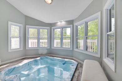 Just listed: a striking contemporary retreat nestled at the end - photo 2