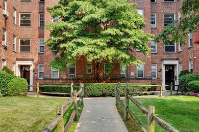 Bright and welcoming, this spacious Fleetwood Park residence - photo 24