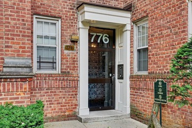 Bright and welcoming, this spacious Fleetwood Park residence - photo 25