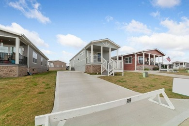 This 910 sq. ft. 2 Bed/ 2 Bath home merges sophisticated design - photo 22