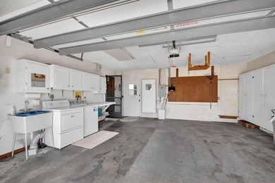 Perfect gathering home! Designed for both entertaining and - photo 32