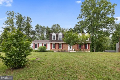 Welcome to this beautifully maintained Dutch Colonial nestled in - photo 2