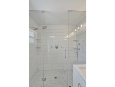 Welcome to this spacious single-story updated home on a corner - photo 35