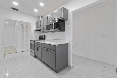 A perfect blend of comfort & style beautifully maintained - photo 10