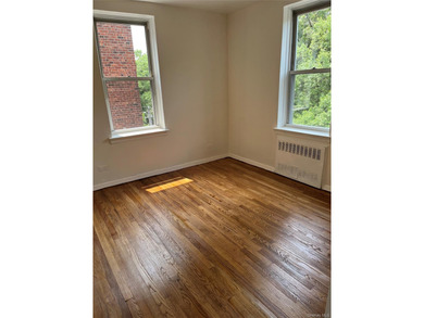 Woodlawn Heights! Welcome to this oversized co-op. A commuters