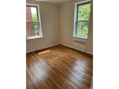 Woodlawn Heights! Welcome to this oversized co-op. A commuters