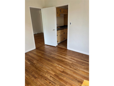 Woodlawn Heights! Welcome to this oversized co-op. A commuters