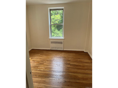 Woodlawn Heights! Welcome to this oversized co-op. A commuters