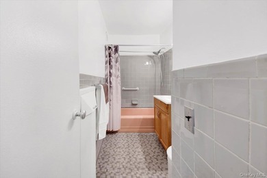 Woodlawn Heights! Welcome to this oversized co-op. A commuters