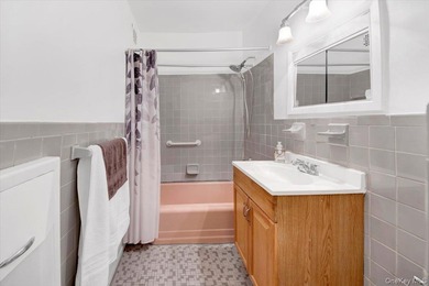 Woodlawn Heights! Welcome to this oversized co-op. A commuters