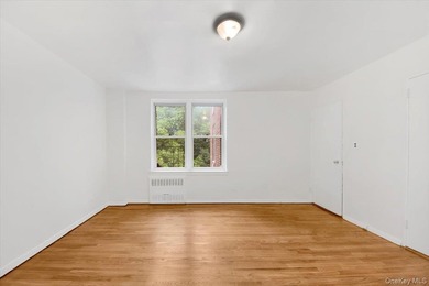 Woodlawn Heights! Welcome to this oversized co-op. A commuters