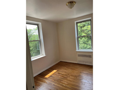 Woodlawn Heights! Welcome to this oversized co-op. A commuters