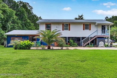 uTucked away on three beautifully landscaped lots, this - photo 1