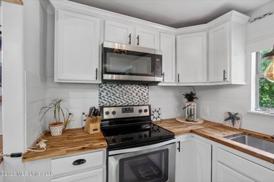 uTucked away on three beautifully landscaped lots, this - photo 8