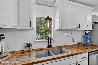 uTucked away on three beautifully landscaped lots, this - photo 9