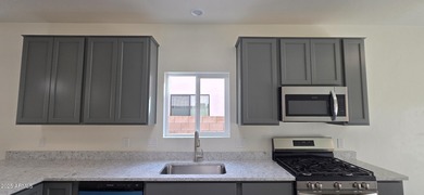 Beautiful perimeter lot, upgraded 42'' cabinets, quartz