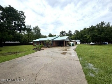 Welcome home to this spacious and beautifully laid out - photo 3