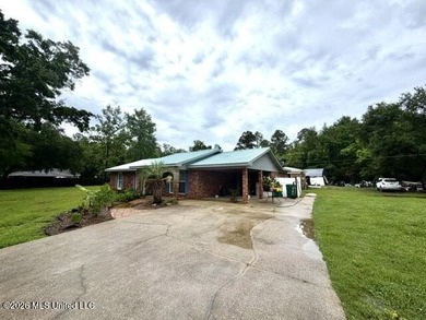 Welcome home to this spacious and beautifully laid out - photo 5