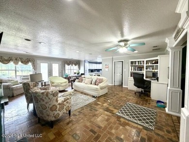 Welcome home to this spacious and beautifully laid out - photo 8