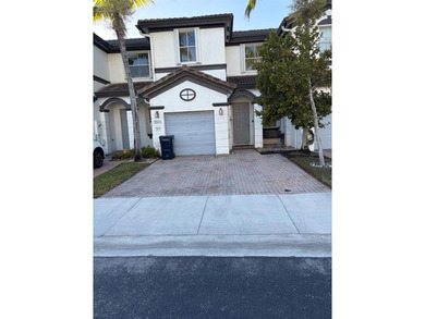 (private lake, pond, coastal) Townhome/Townhouse For Sale in Doral Florida