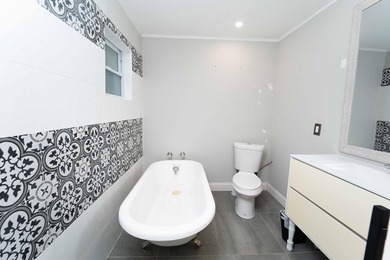 Unapproved short sale. Beautifully fully updated 3-bedroom - photo 10