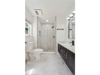Welcome to this beautifully maintained home nestled in the heart - photo 28