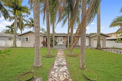 Welcome to your Hollywood Estate home! This beautiful 4 bedroom - photo 1