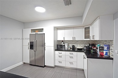 Welcome to your Hollywood Estate home! This beautiful 4 bedroom - photo 9