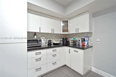 Welcome to your Hollywood Estate home! This beautiful 4 bedroom - photo 10