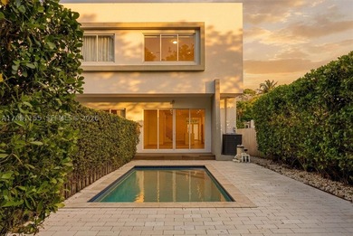 Gorgeous and spacious 3 bed and 3.5 bath townhouse with pool - photo 1
