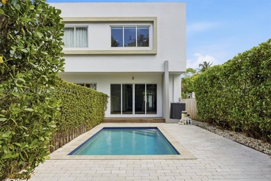 Gorgeous and spacious 3 bed and 3.5 bath townhouse with pool - photo 8