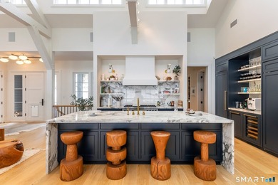 Refined Luxury. Rare Direct Lakefront Home within the Coveted - photo 5