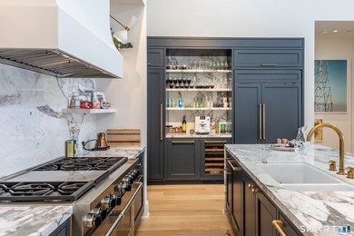 Refined Luxury. Rare Direct Lakefront Home within the Coveted - photo 6