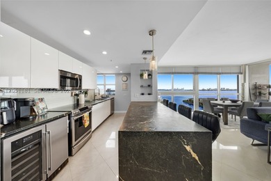 Incredible value in Blue Bay Tower! This high-floor 3-bed, 2 - photo 2