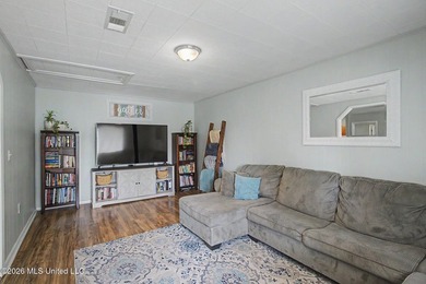 Conveniently located close to the beach, shopping, dining, and - photo 4