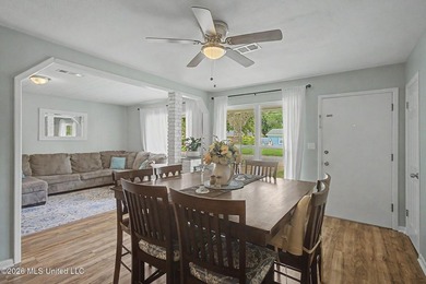 Conveniently located close to the beach, shopping, dining, and - photo 5