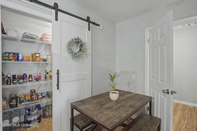 Conveniently located close to the beach, shopping, dining, and - photo 6